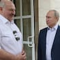 Dieses von der staatlichen russischen Nachrichtenagentur Sputnik via AP veröffentlichte Foto zeigt Wladimir Putin (r), Präsident von Russland, und Alexander Lukaschenko, Präsident von Belarus, während ihres Treffens in der Sommerresidenz Botscharow Rutschej.